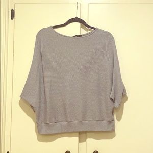 Quarter sleeve knit top
